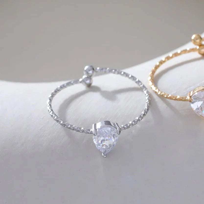 Bague ajustable en acier inoxydable avec strass en forme de goutte - fil martelé