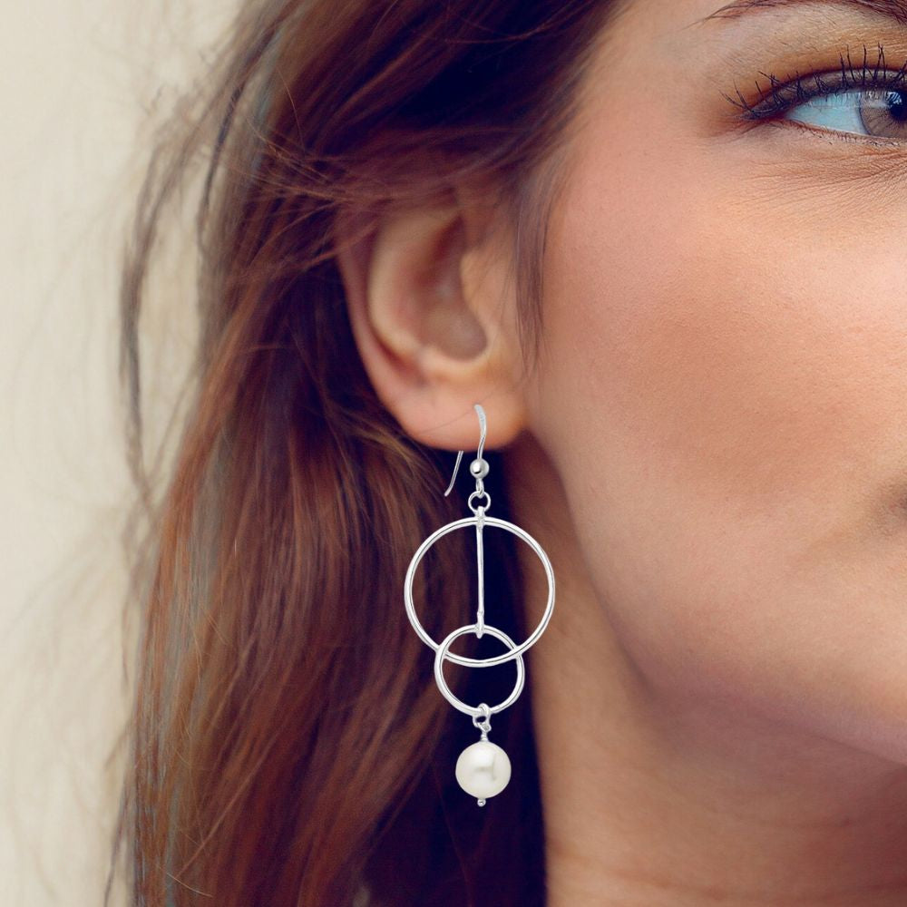 Boucles d’oreilles pendantes en argent 925 à cercles géométriques avec perle d’eau douce portées