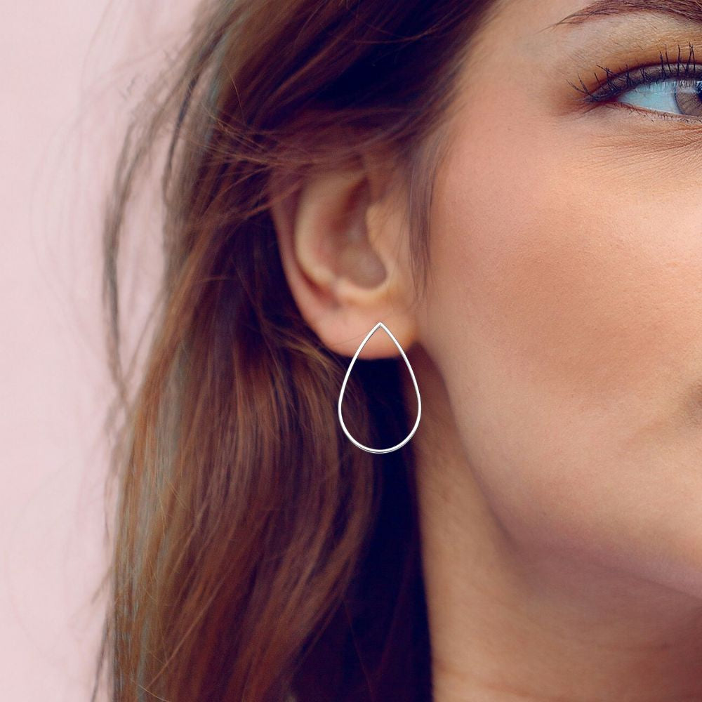 Boucles d’oreilles pendantes en argent 925 forme goutte ajourée portées