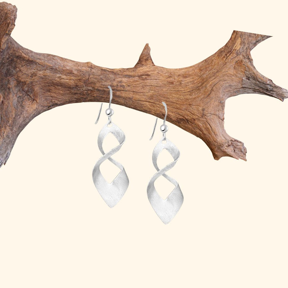 Boucles d'oreilles pendante en argent 925 à la forme torsadée finition brossée