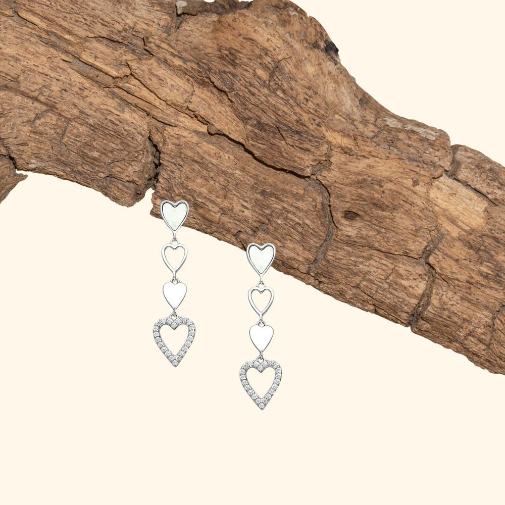 Boucles d’oreilles pendantes en argent 925 rhodié avec trois cœurs dont un serti de zirconia et nacre