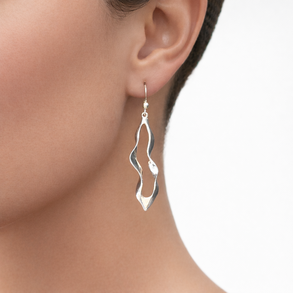 Boucle d’oreille pendante en argent 925 aux lignes ondulées portée à l’oreille