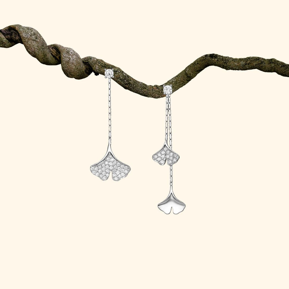 Boucles d'oreilles asymétriques feuille de ginkgo en argent 925 rhodié serties de zirconia