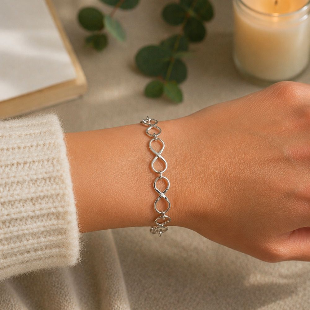 Bracelet infini en argent 925 porté au poignet