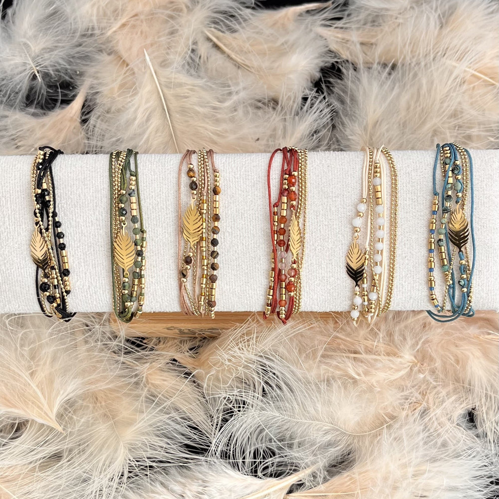 Bracelet 3 tours – acier inoxydable doré, plume, pierres naturelles & cordon satiné