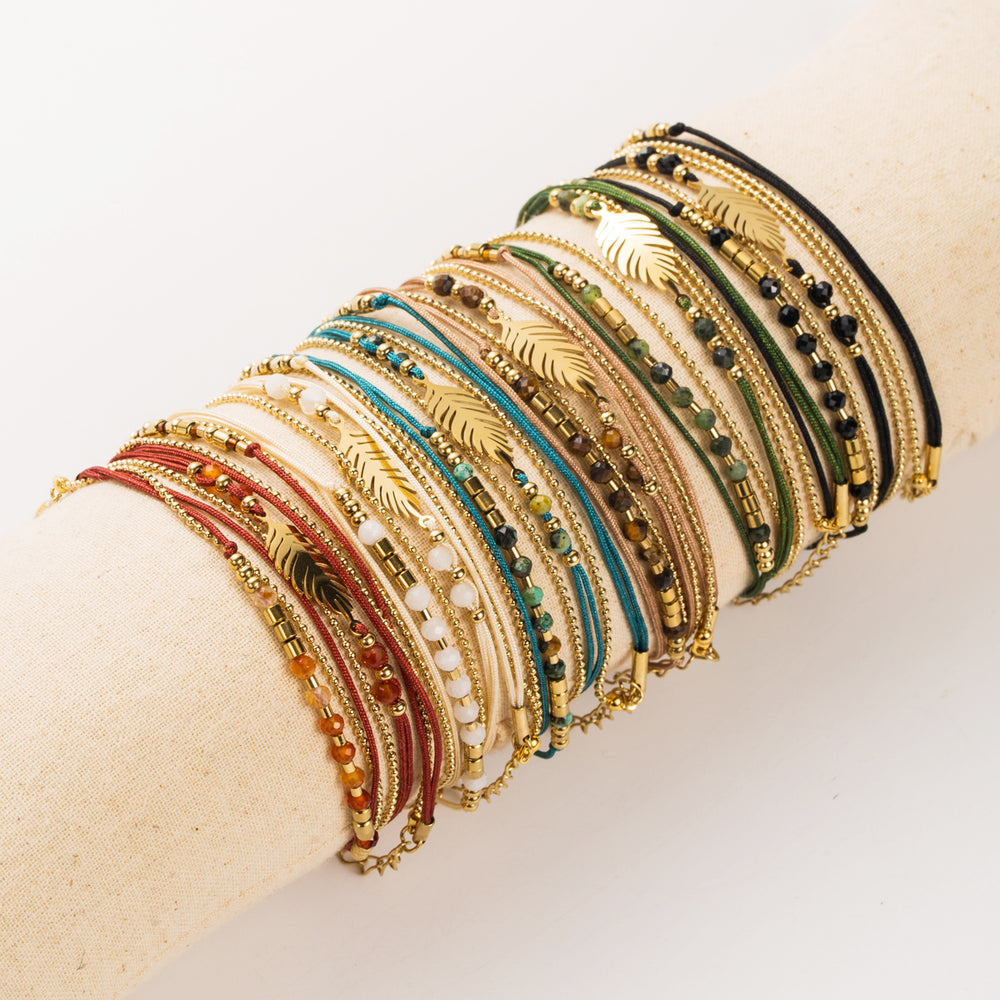 Bracelet 3 tours – acier inoxydable doré, plume, pierres naturelles & cordon satiné