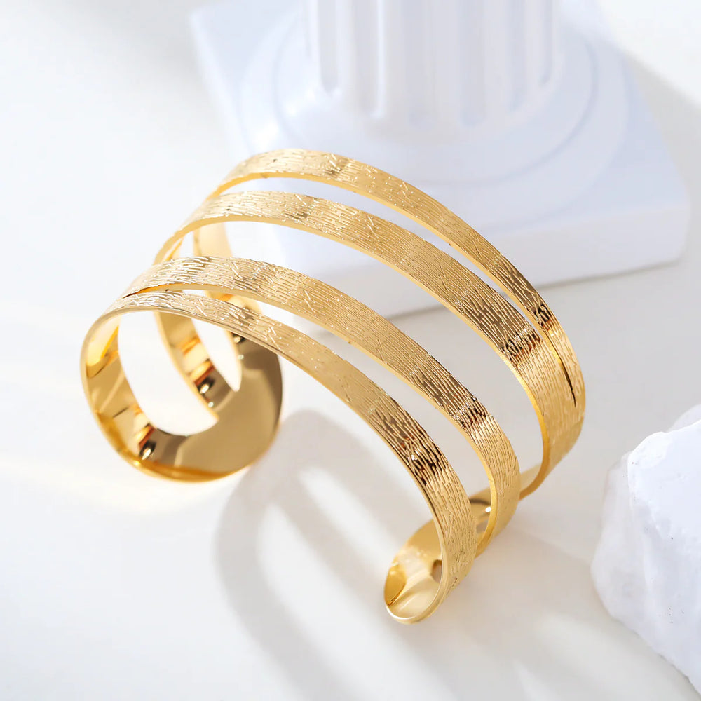 Bracelet manchette en acier inoxydable doré / "Finition  griffé" /Ajustable