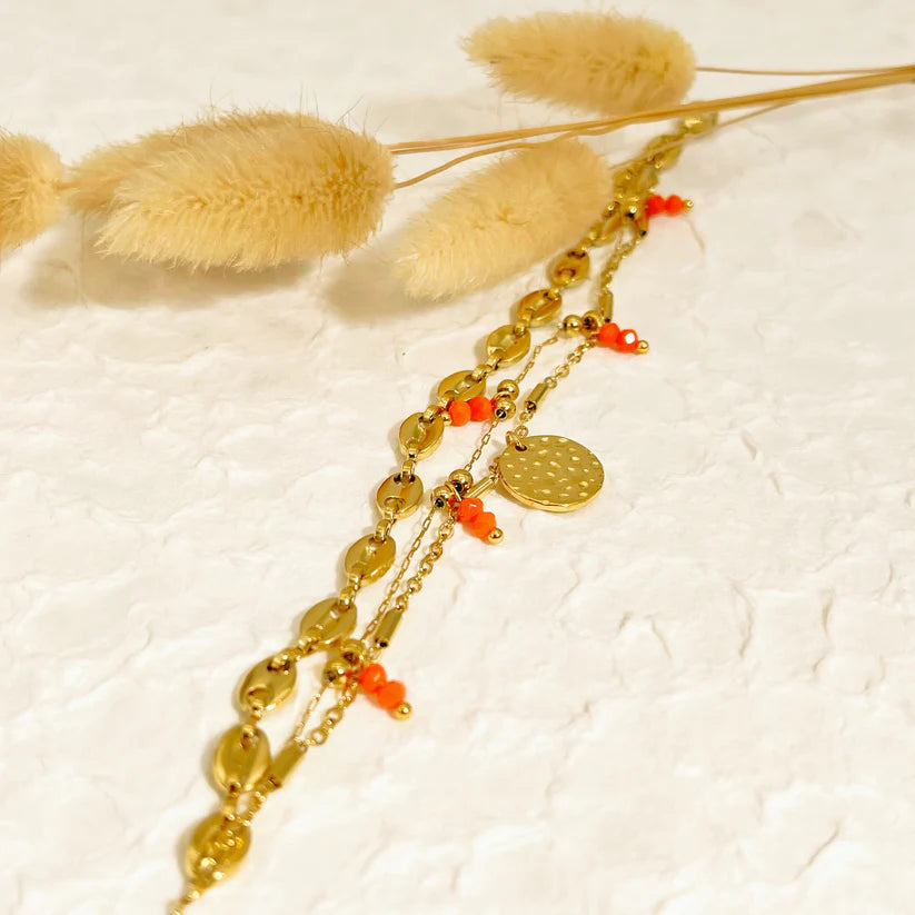 Bracelet triple chaînes en acier inoxydable doré avec pastille martelée et cristaux colorés