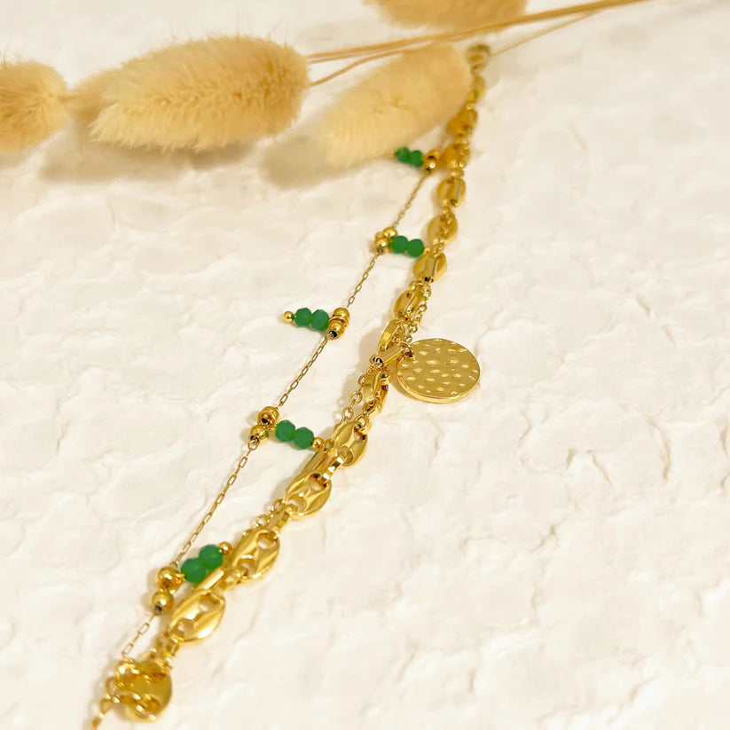 Armband dreifach Kette aus goldfarbenem Edelstahl mit gehämmerter Plakette und farbigen Kristallen