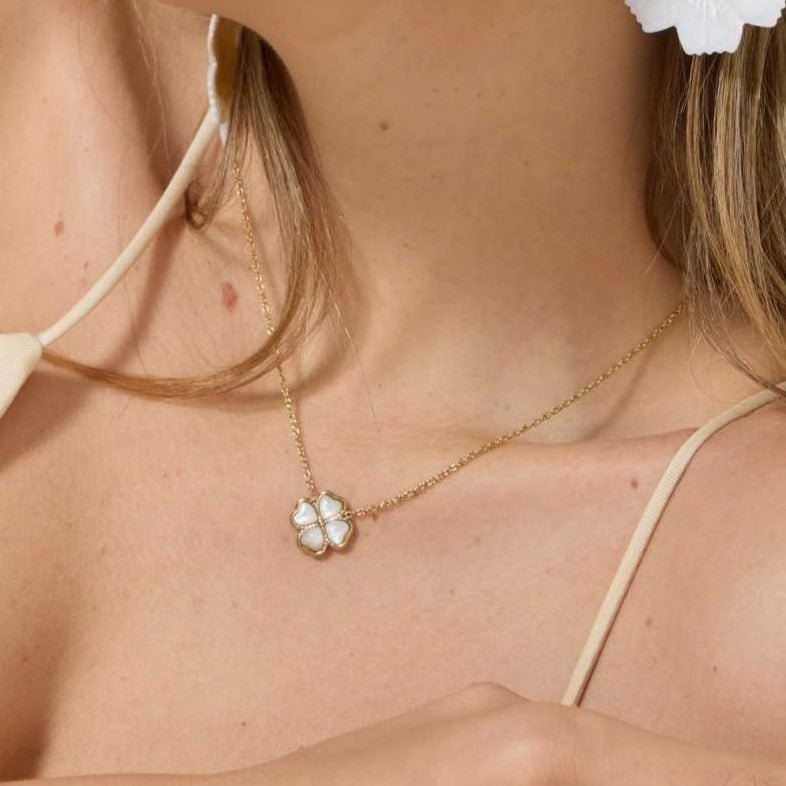 Collier en acier inoxydable avec pendentif trèfle à quatre cœurs argenté et nacre