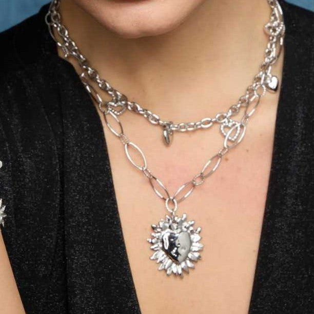 Collier en acier inoxydable argenté avec pendentif cœur et soleil porté au cou