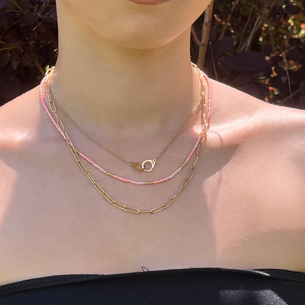 Collier en acier inoxydable  doré  ensemble 3 chaînes "menote & perle colorée"
