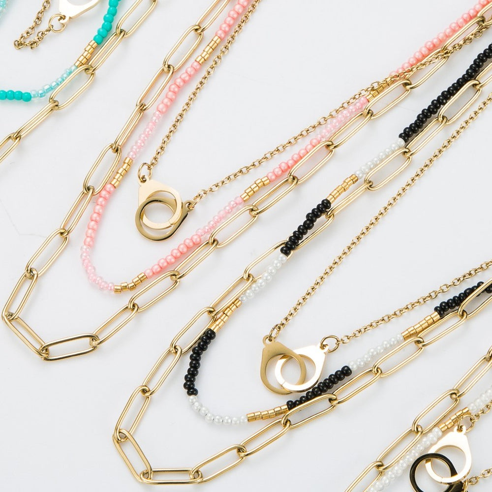 Collier en acier inoxydable  doré  ensemble 3 chaînes "menote & perle colorée"