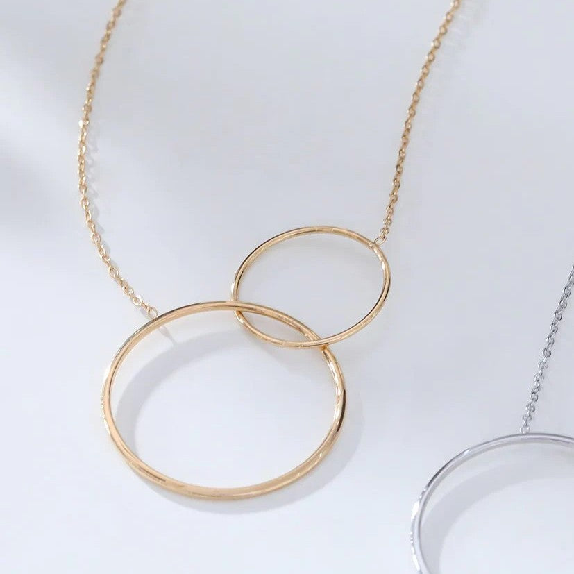 Collier en acier inoxydable doré " Cercles entrelacés"