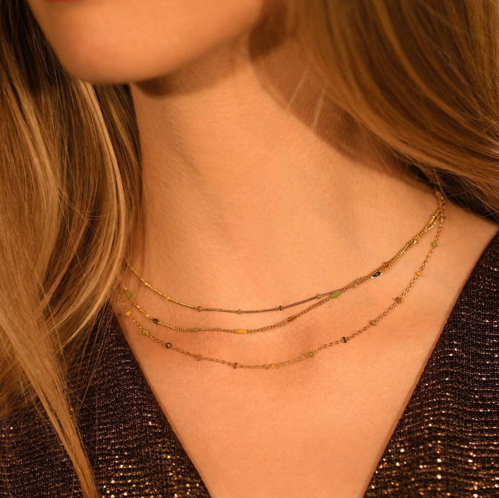 Collier en acier inoxydable doré /résine colorée version blanc ou vert / brun