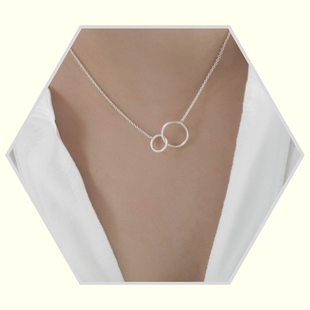 Collier en argent 925  "Anneaux Entrelacés"/ longueur ajustable
