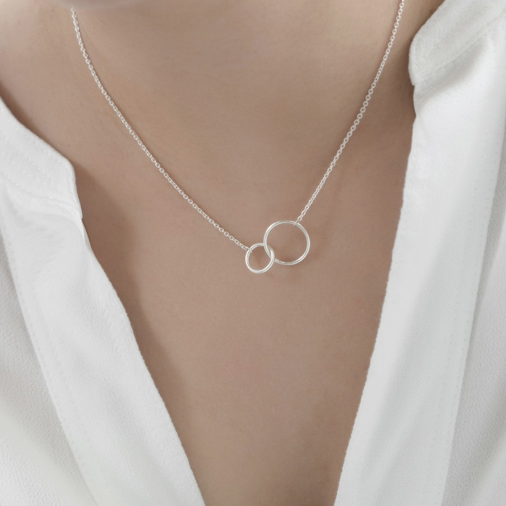 Collier en argent 925 composé de deux cercles entrelacés