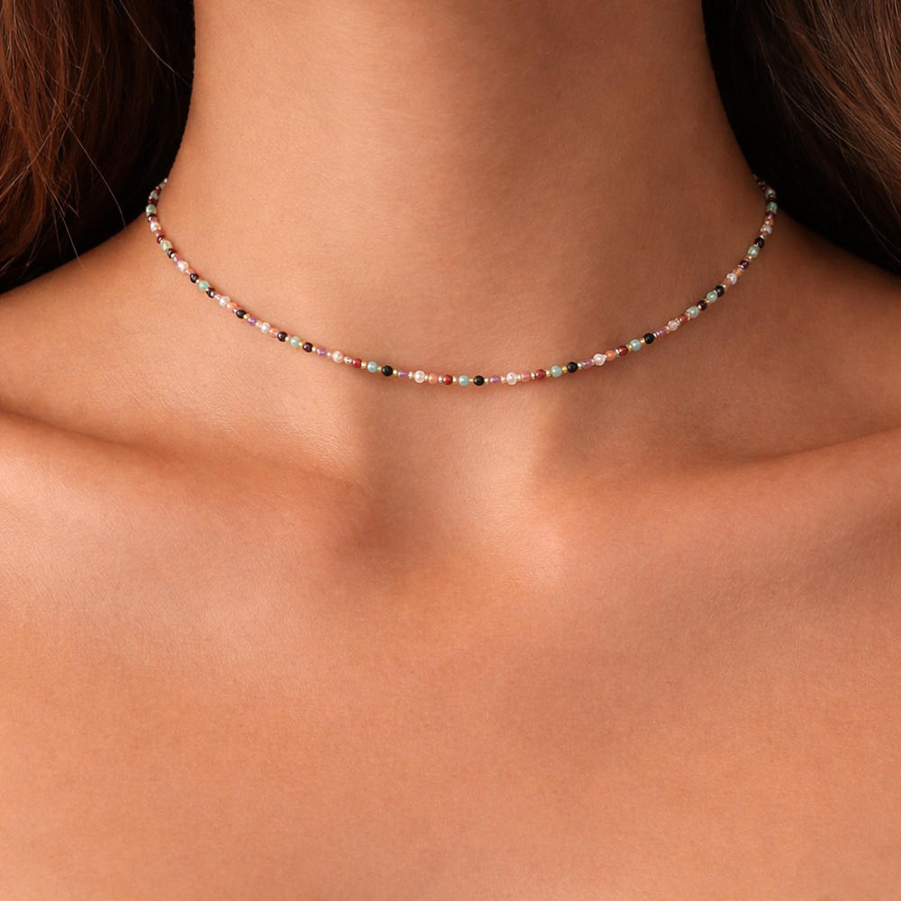 Collier ras-du-cou en argent 925 avec pierres naturelles multicolores porté au cou