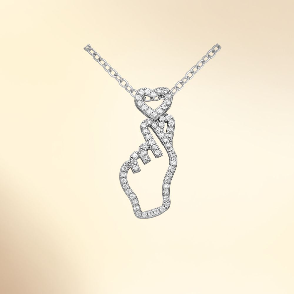 Pendentif main tenant un cœur en argent 925 serti de zirconia