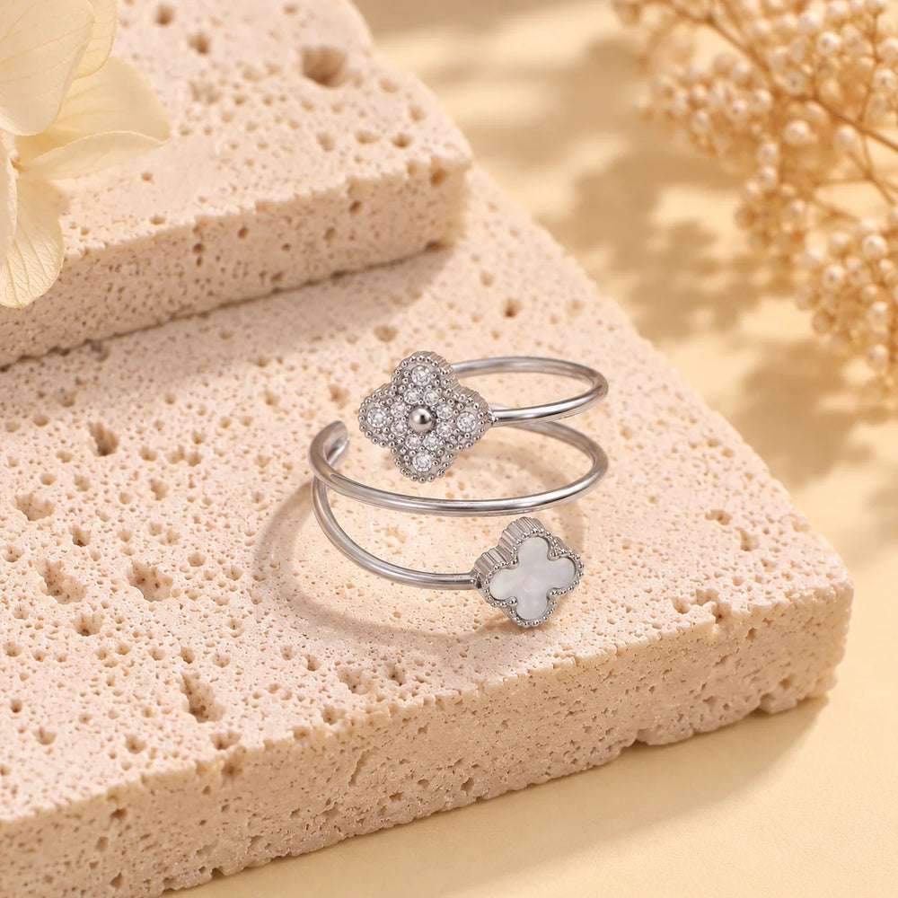 Bague en acier inoxydable  à plusieurs tours avec deux trèfles en nacre blanche et zirconia