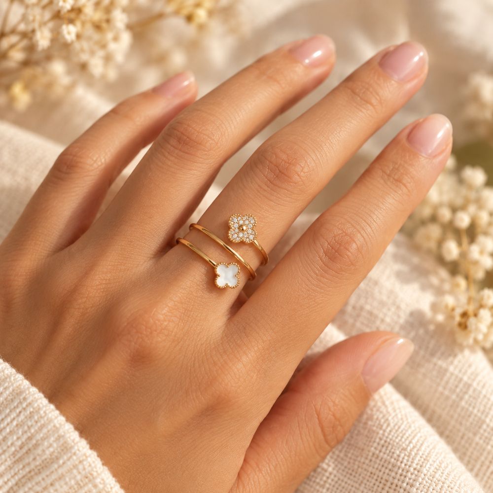 Bague en acier inoxydable doré à plusieurs tours avec deux trèfles en nacre blanche et zirconia porté