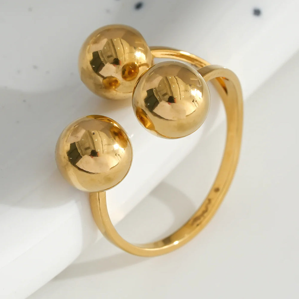 Bague en acier inoxydable doré avec trois boules argentée portée