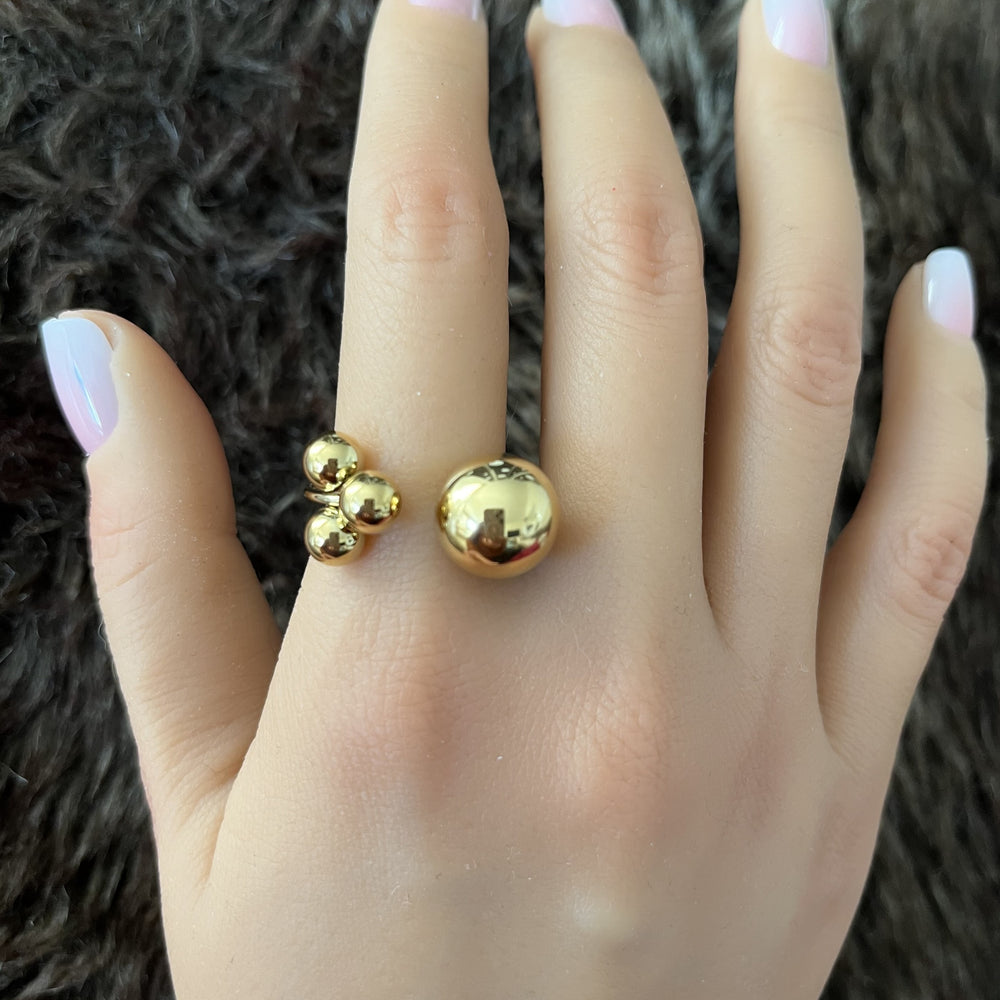 Bague multi boules en acier inoxydable dorée portée