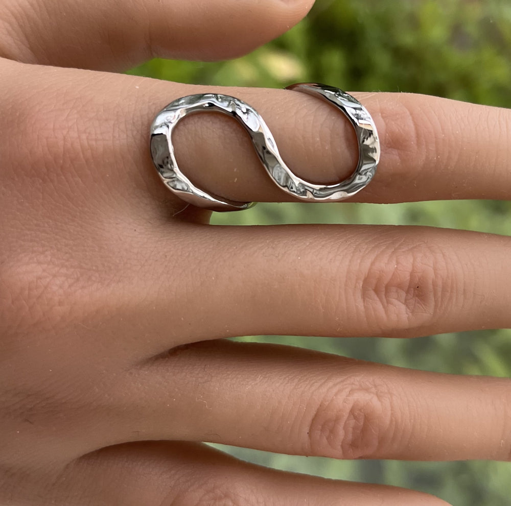 Bague en acier inoxydable doré  en forme de vague portée