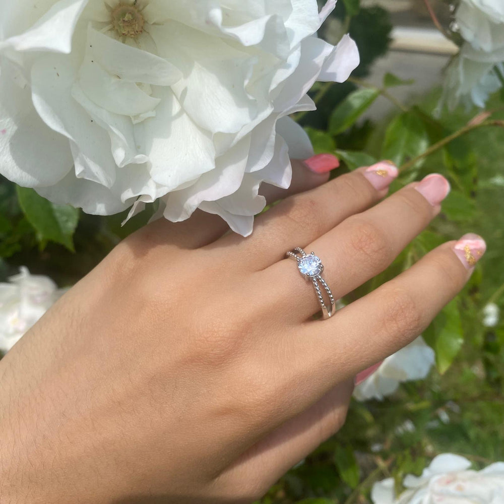 Bague solitaire en acier inoxydable avec strass et lignes perlées porté