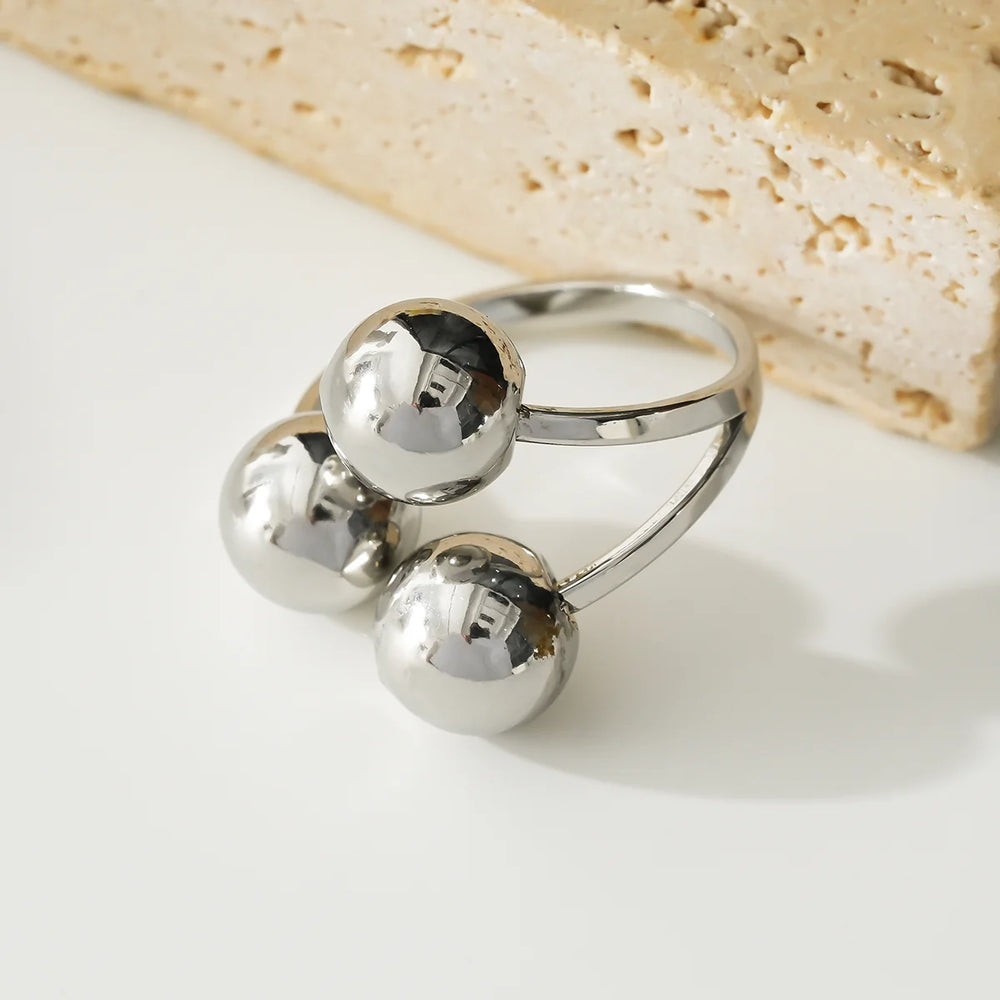Bague en acier inoxydable avec trois boules argentée portée