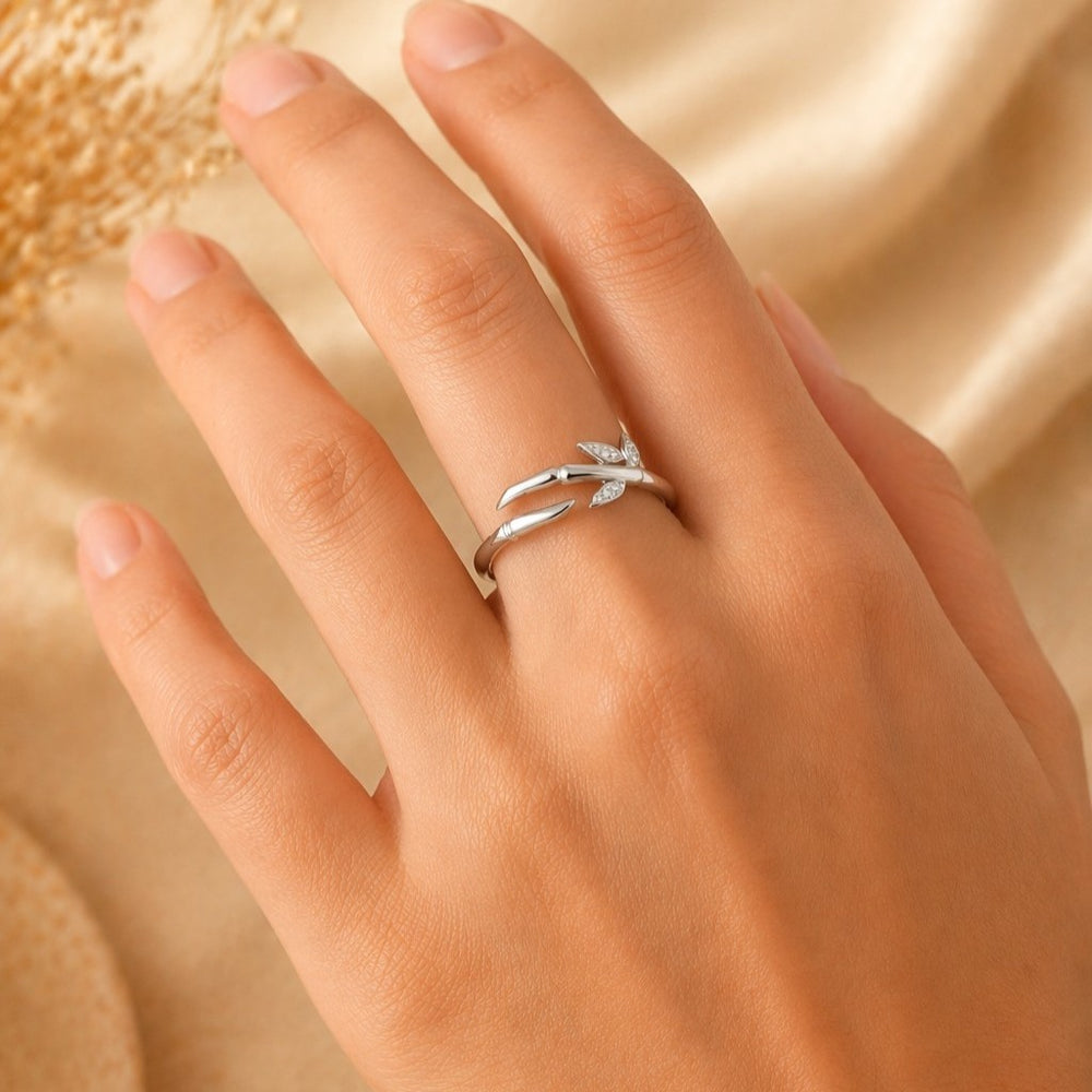Bague argent 925 rhodié motif bambou ouverte avec zirconia blancs sur doigt