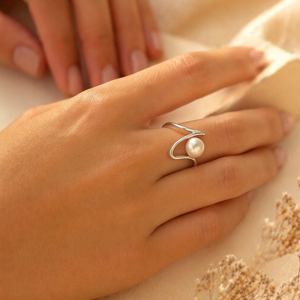 Bague en argent 925 avec perle d’eau douce portée