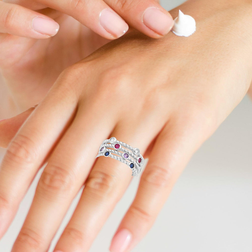 Bague en argent 925 composée de plusieurs anneaux sertis de zirconia portée