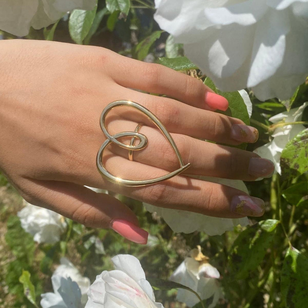 Bague cœur en acier inoxydable doré portée sur la main