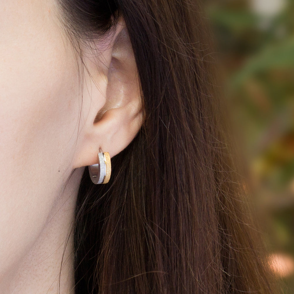 Boucles d’oreilles créoles en acier inoxydable bicolore 316L portées