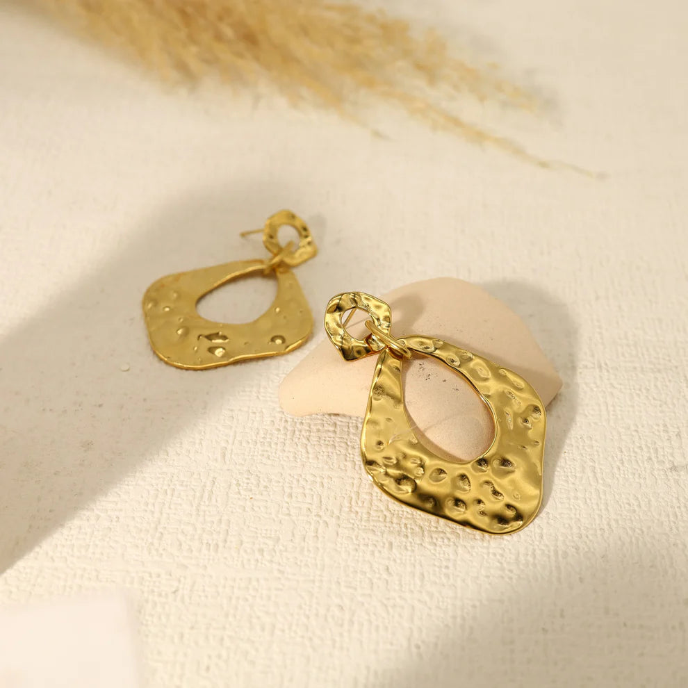 Boucles d’oreilles acier inoxydable doré forme irrégulière finition martelée