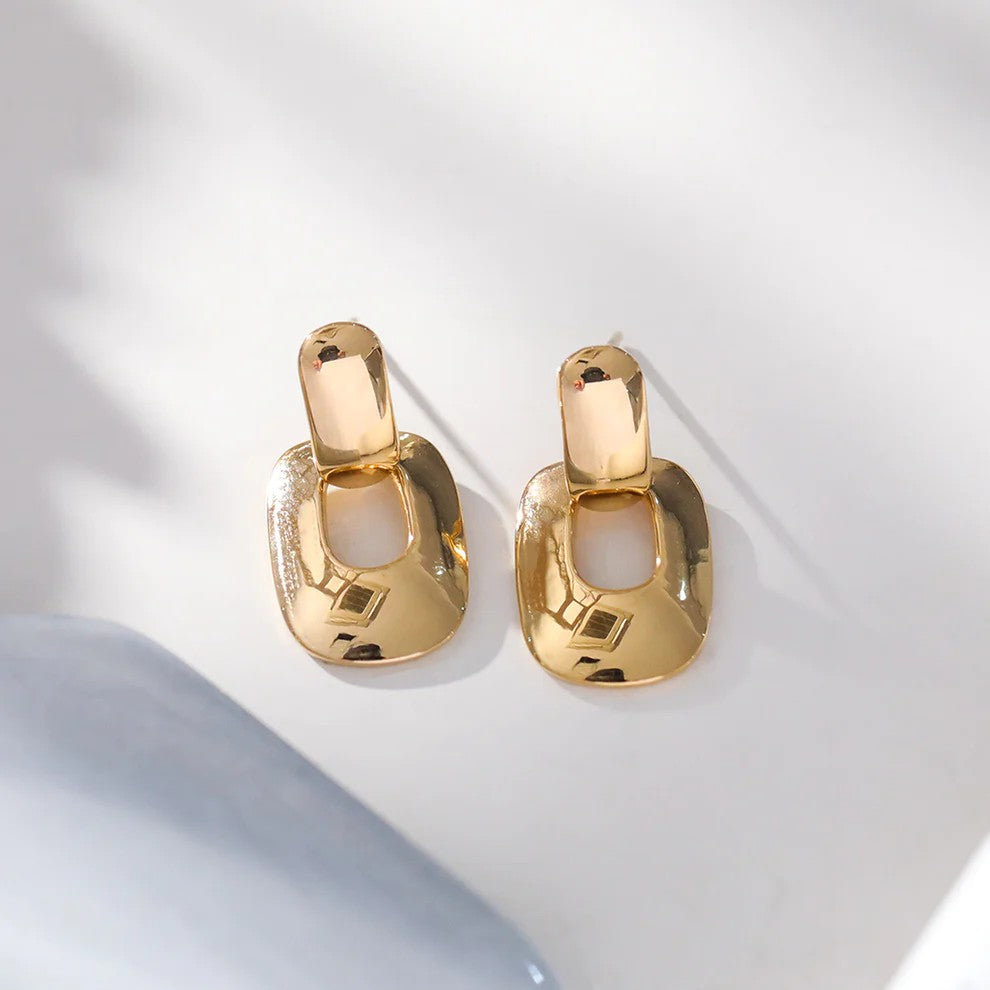 Boucles d'oreilles en acier inoxydable doré poli avec éléments arrondis et ajourés