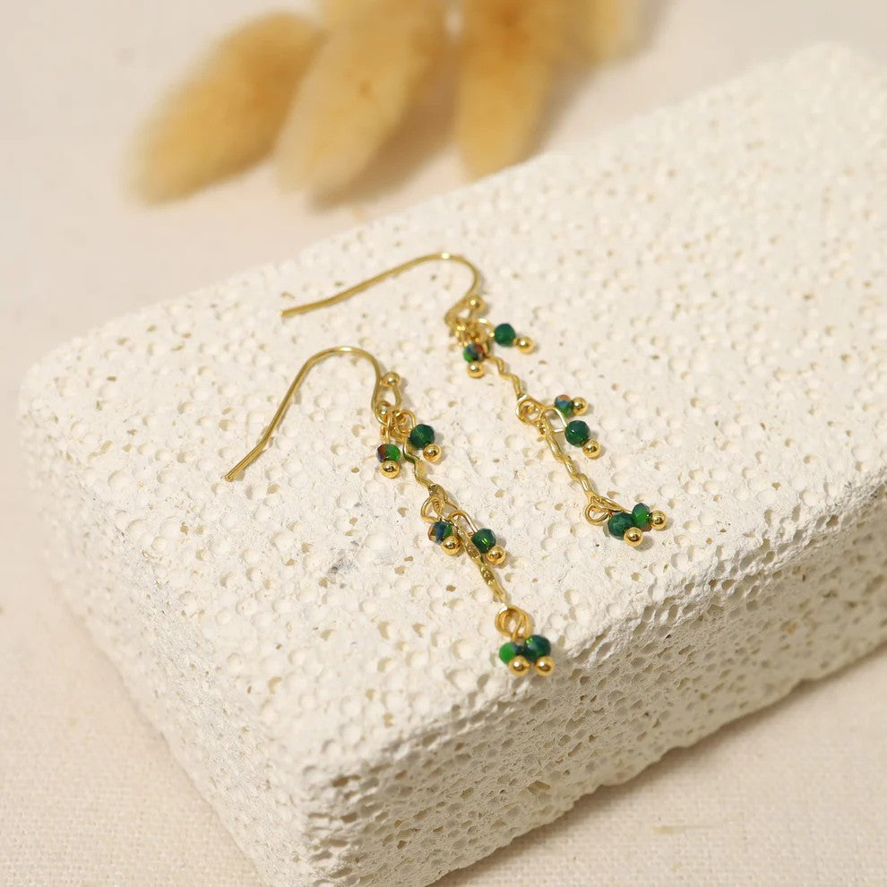 Boucles d'oreilles pendantes en acier inoxydable doré avec fines chaînes et petites perles vertes