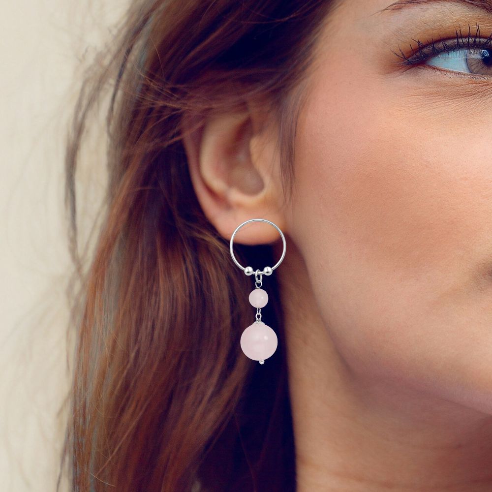Boucles d’oreilles pendantes en argent 925 avec pierre naturelle quartz rose portées