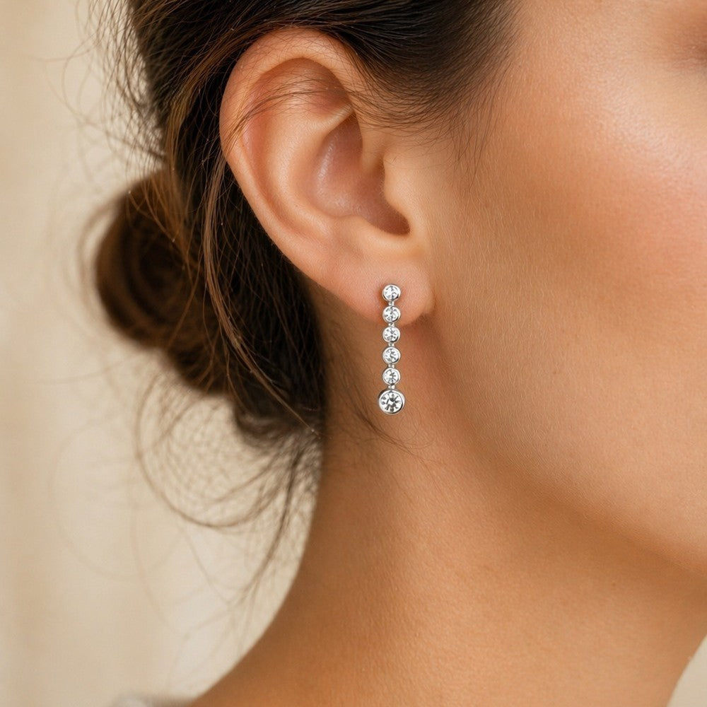 Boucles d’oreilles pendantes en argent 925 rhodié avec zirconia sertis clos portées