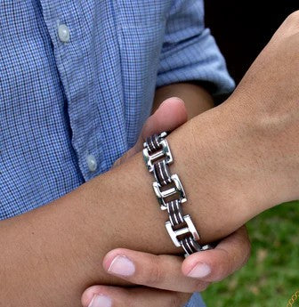 Bracelet homme en acier inoxydable 316L et résine brune, maillons argentés.