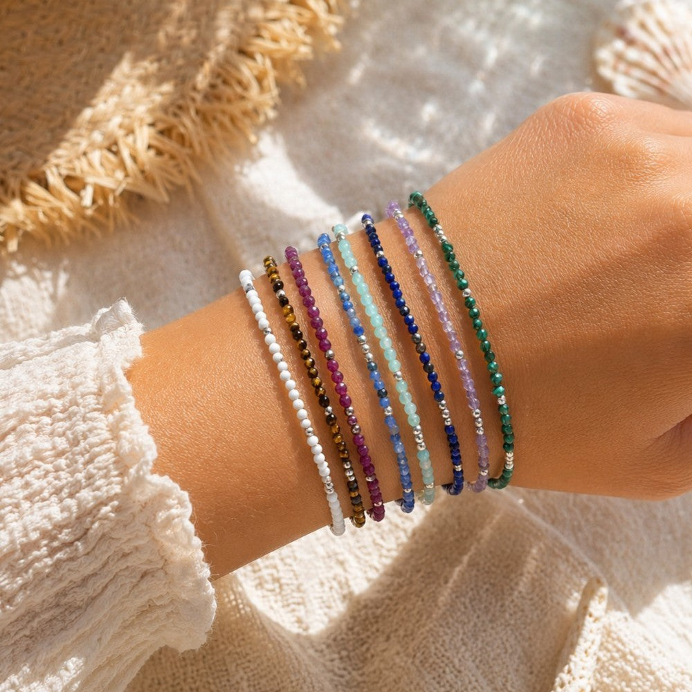 Bracelet ajustable en argent 925 avec pierres naturelles porté au poignet