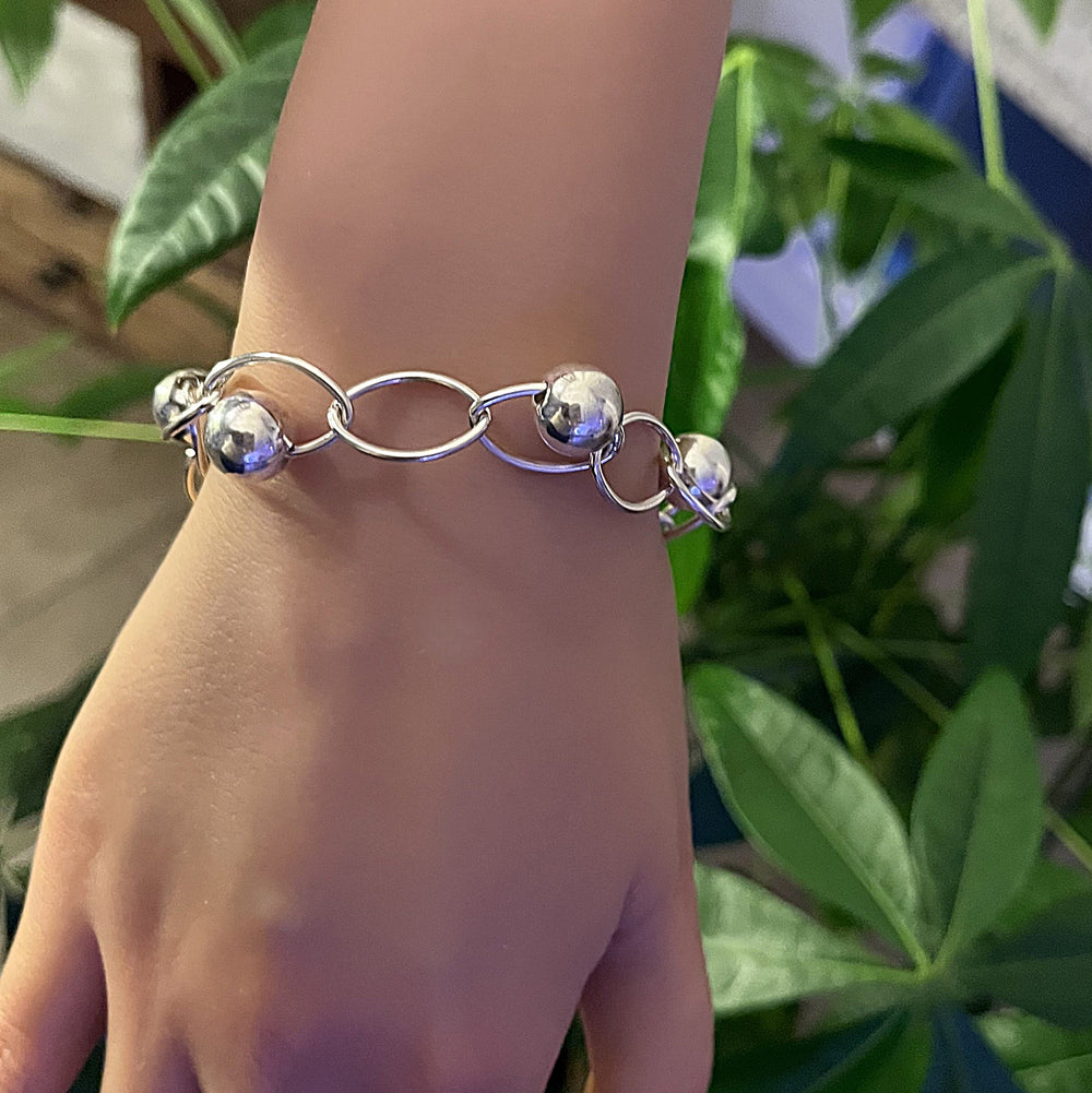 Bracelet en argent 925 avec maillons ovales et boules polies porté
