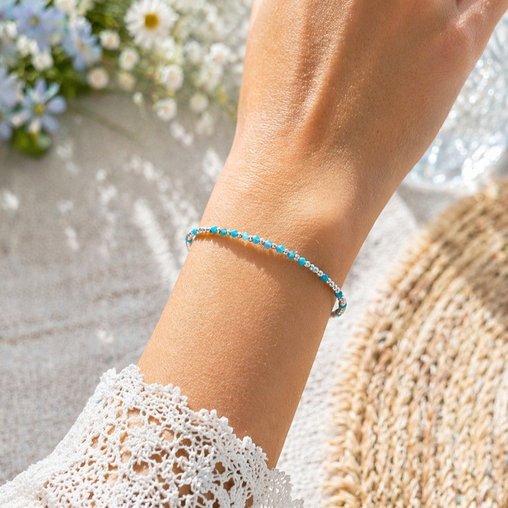 Bracelet en argent 925 ave perle argent et apatite bleue porté