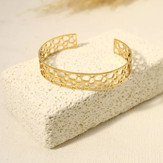 Bracelet manchette acier inoxydable doré ajouré motif délicat