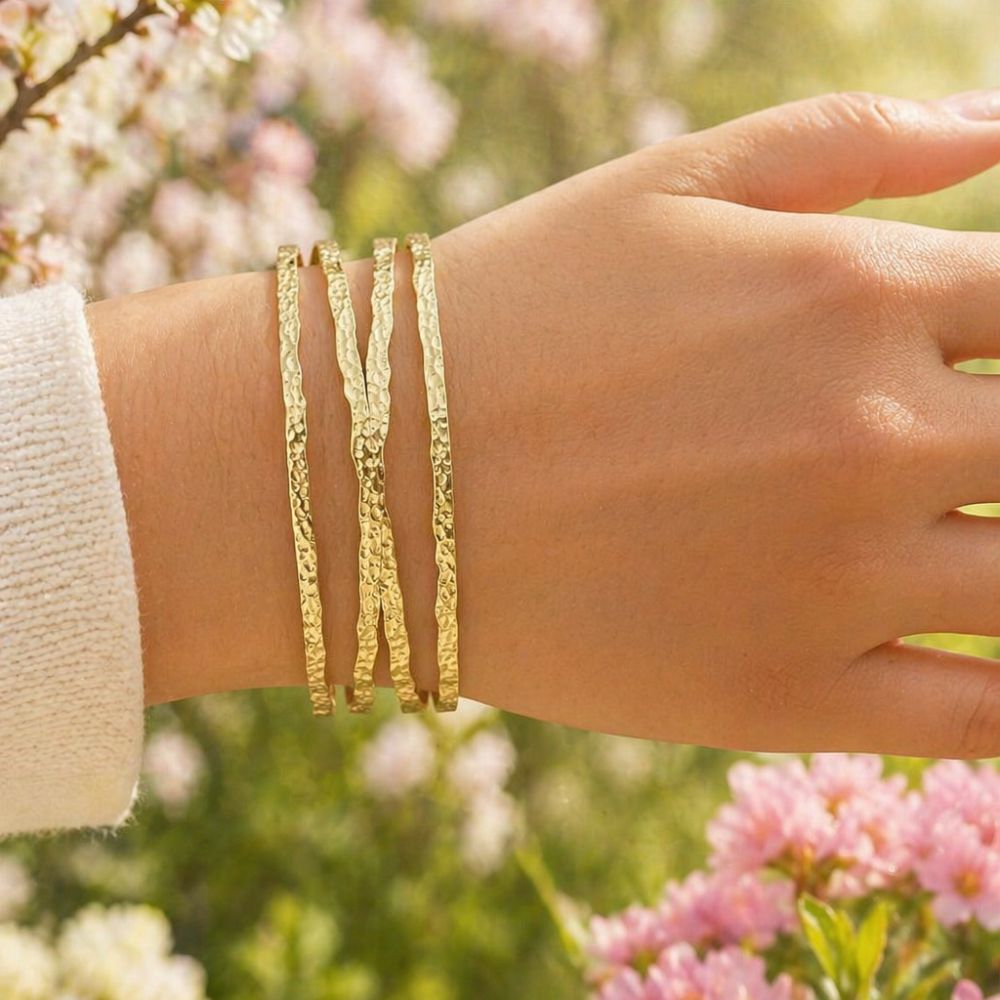 Bracelet manchette acier inoxydable doré martelé croisé porté