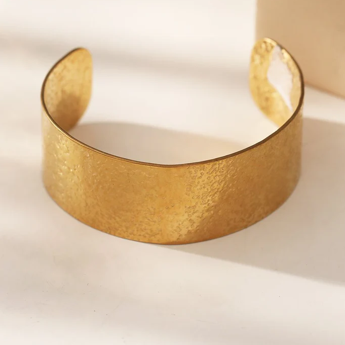 Bracelet manchette acier inoxydable doré martelé ajustable