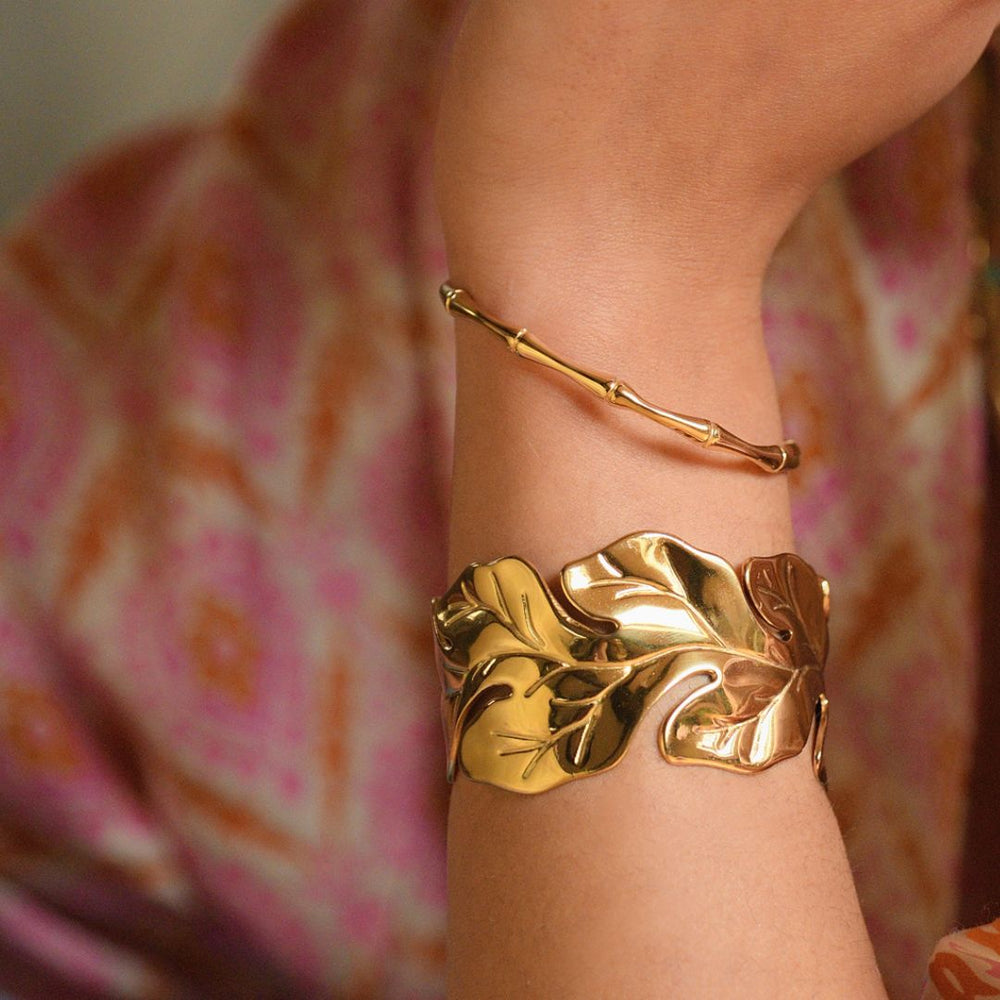 Bracelet manchette en acier inoxydable doré forme feuille porté