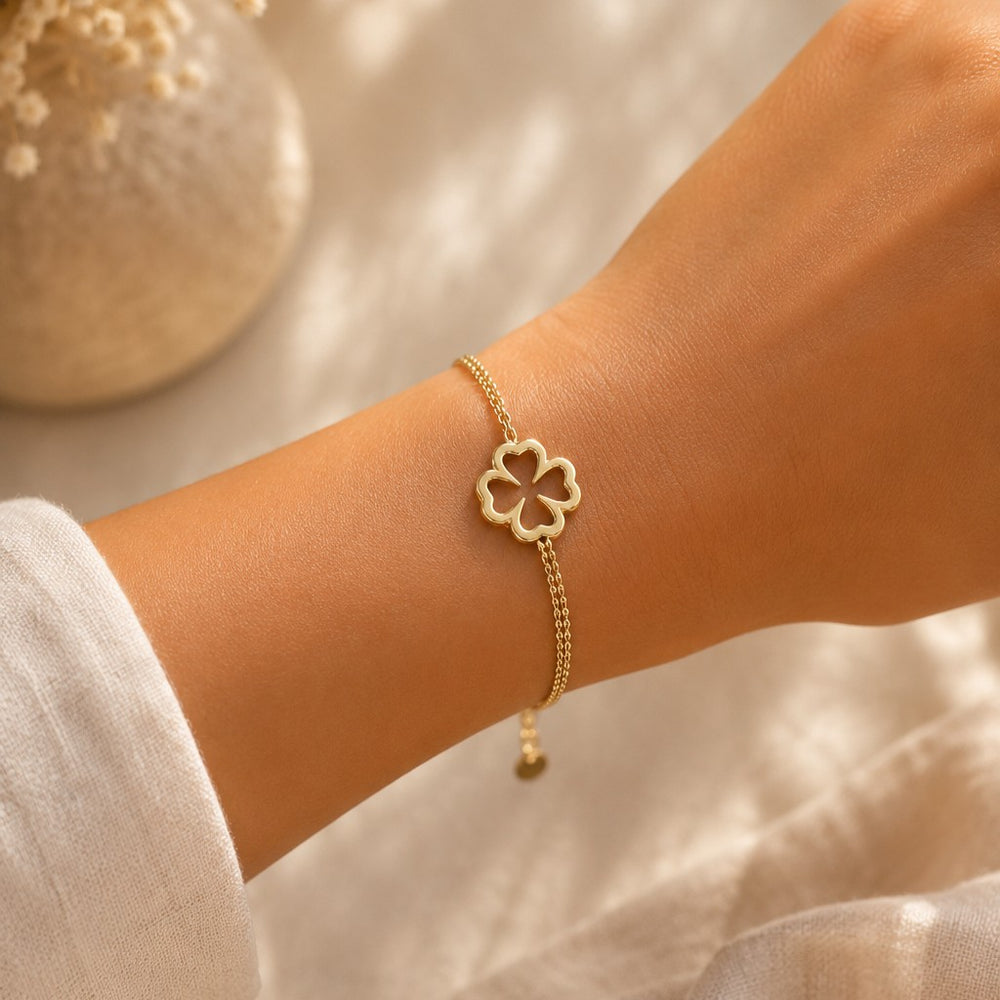 Bracelet trèfle à 4 feuilles acier inoxydable 316L doré sur poignet femme