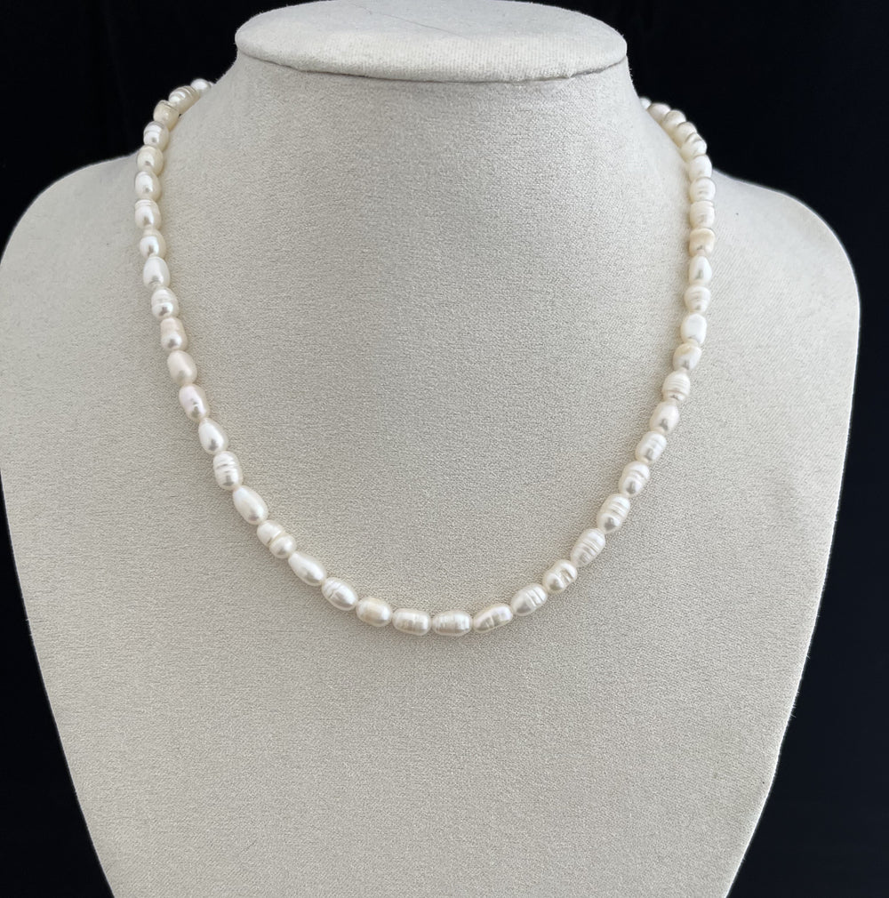 Collier en acier doré & perles d'eau douce blanche